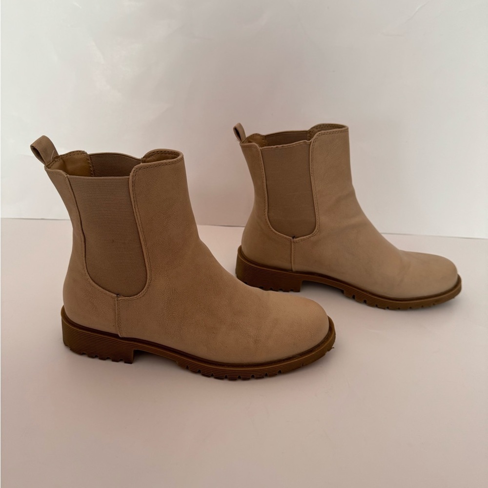 Loft size 6 tan Chelsea boots in excellent condition perfect for fall & winter
